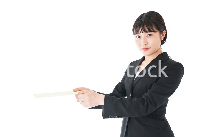 書類を提出するスーツを着たビジネスウーマン