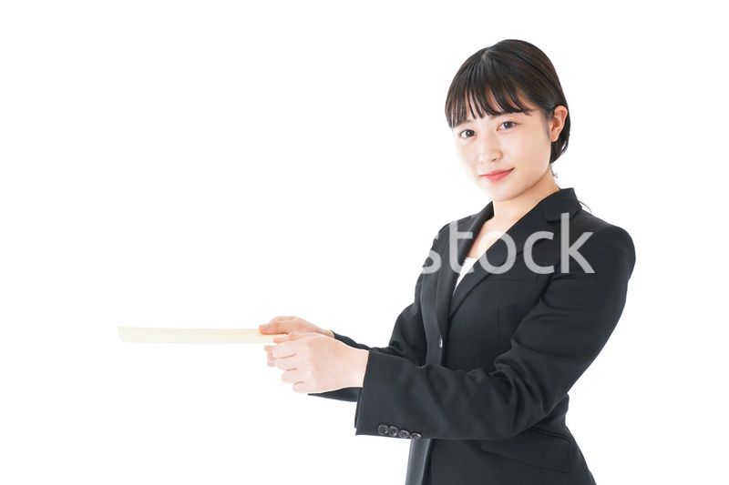 書類を提出するスーツを着たビジネスウーマン