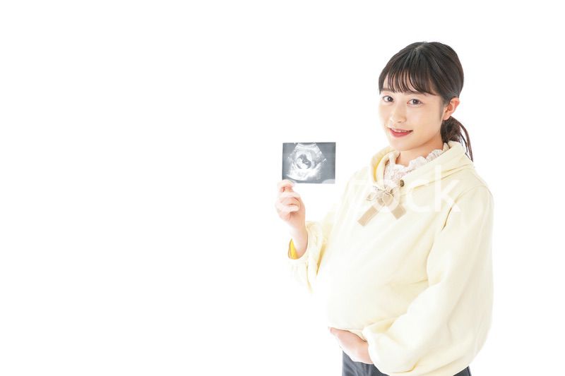 エコー画像を持つ若い妊婦の女性