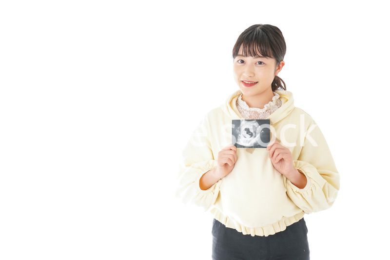 エコー画像を持つ若い妊婦の女性
