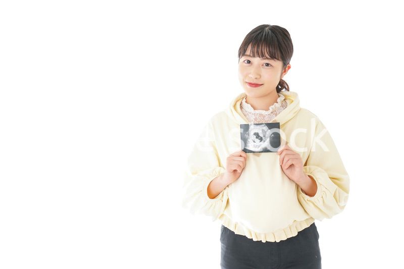 エコー画像を持つ若い妊婦の女性