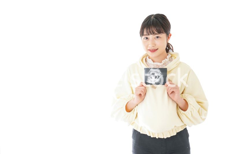 エコー画像を持つ若い妊婦の女性