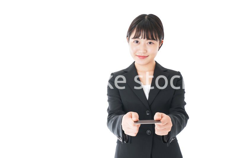 名刺交換をするスーツを着たビジネスウーマン