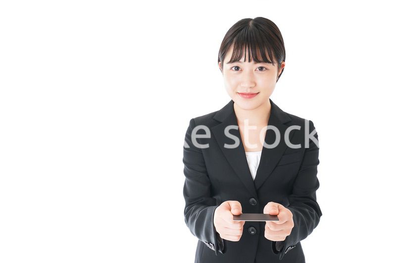 名刺交換をするスーツを着たビジネスウーマン