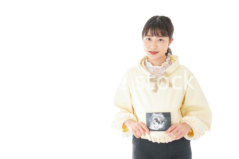 エコー画像を持つ若い妊婦の女性