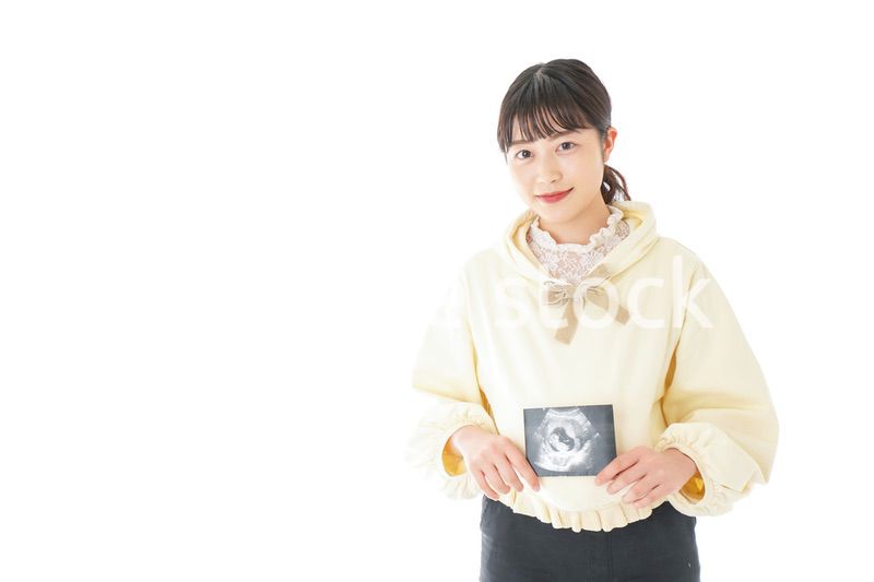 エコー画像を持つ若い妊婦の女性