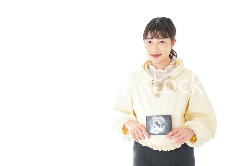 エコー画像を持つ若い妊婦の女性