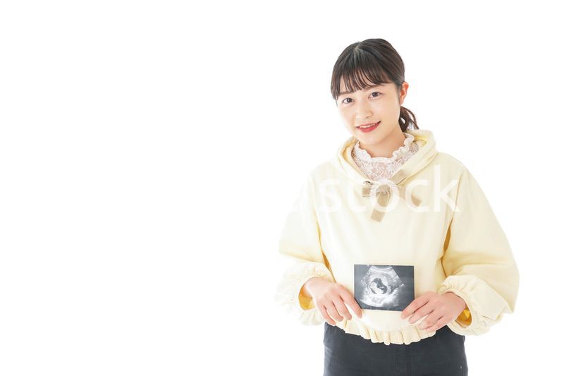 エコー画像を持つ若い妊婦の女性