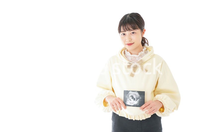 エコー画像を持つ若い妊婦の女性