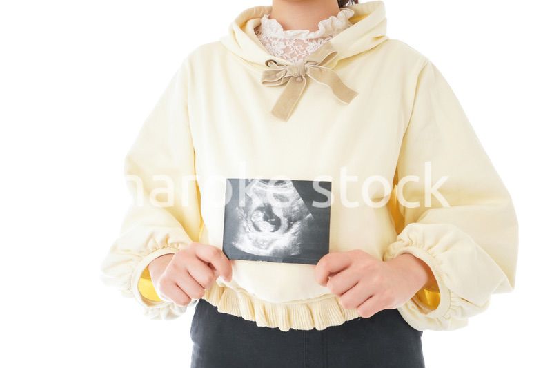 エコー画像を持つ若い妊婦の女性