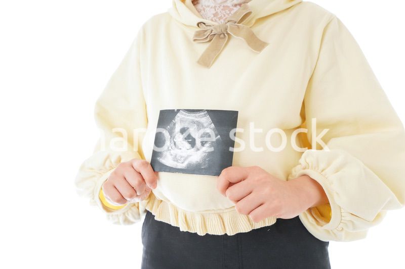 エコー画像を持つ若い妊婦の女性