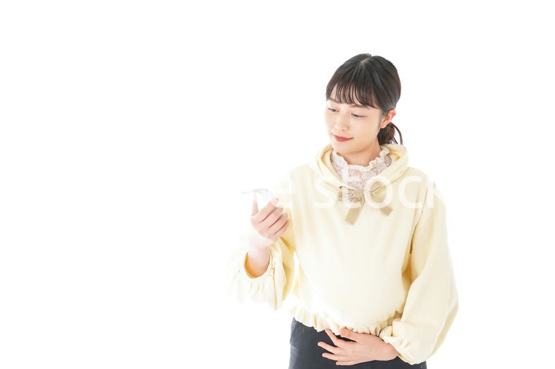 検温をする若い妊婦の女性