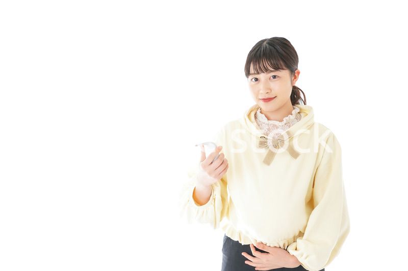 検温をする若い妊婦の女性