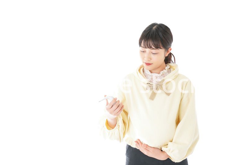 検温をする若い妊婦の女性