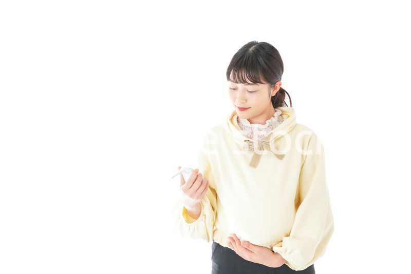 検温をする若い妊婦の女性