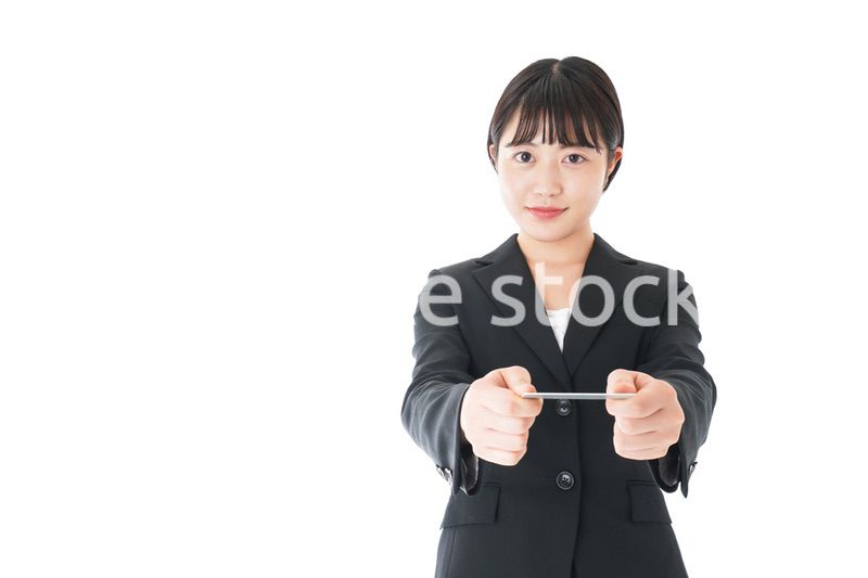 名刺交換をするスーツを着たビジネスウーマン