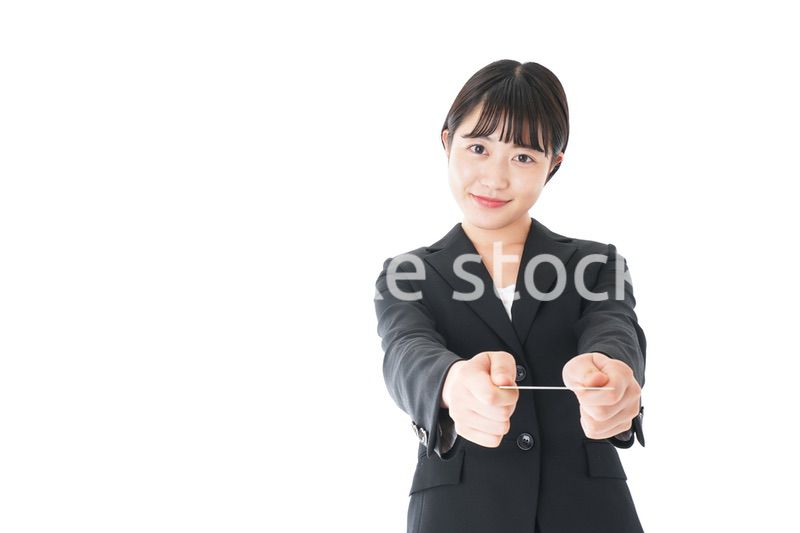 名刺交換をするスーツを着たビジネスウーマン