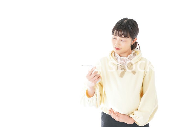 検温をする若い妊婦の女性