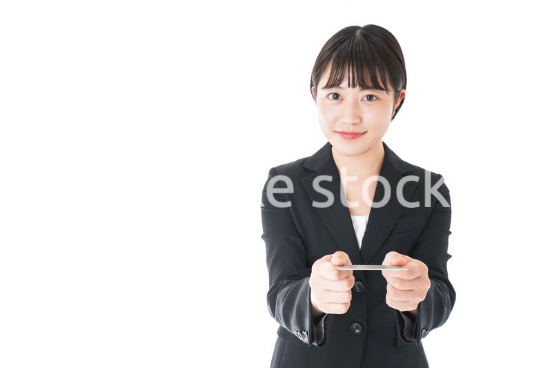 名刺交換をするスーツを着たビジネスウーマン