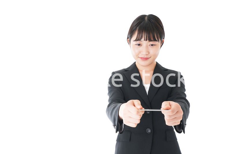 名刺交換をするスーツを着たビジネスウーマン