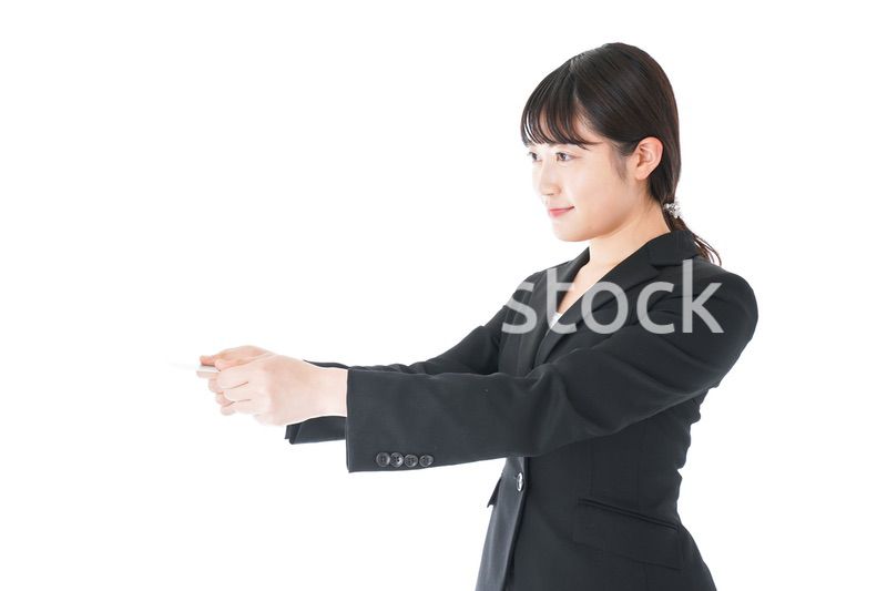 名刺交換をするスーツを着たビジネスウーマン