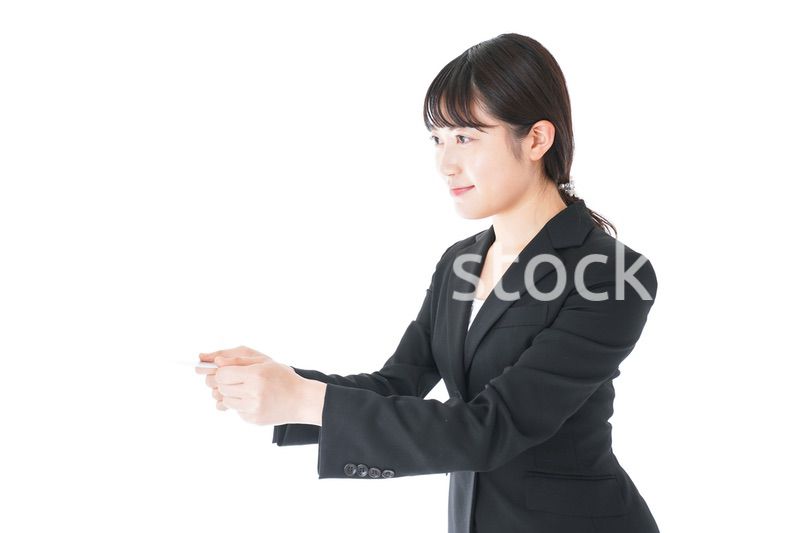 名刺交換をするスーツを着たビジネスウーマン