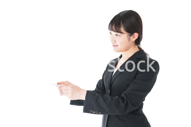 名刺交換をするスーツを着たビジネスウーマン