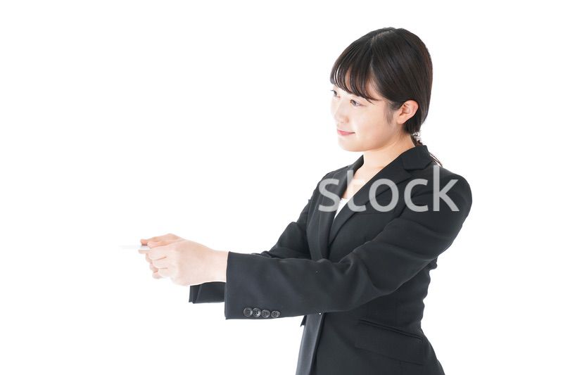 名刺交換をするスーツを着たビジネスウーマン