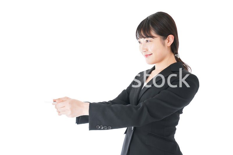 名刺交換をするスーツを着たビジネスウーマン