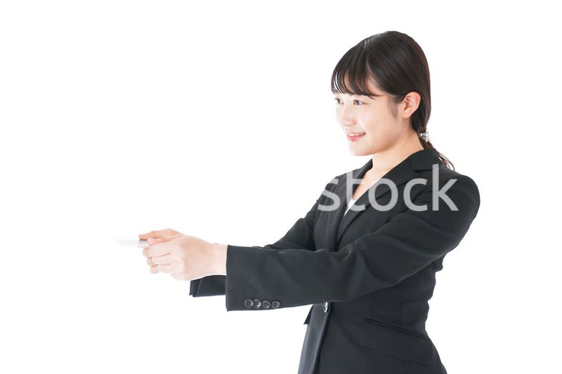 名刺交換をするスーツを着たビジネスウーマン