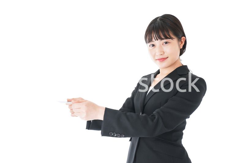 名刺交換をするスーツを着たビジネスウーマン