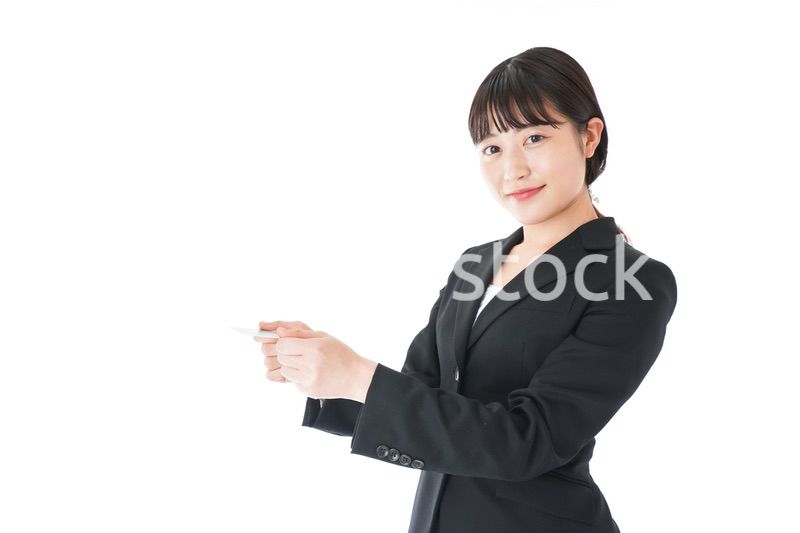 名刺交換をするスーツを着たビジネスウーマン