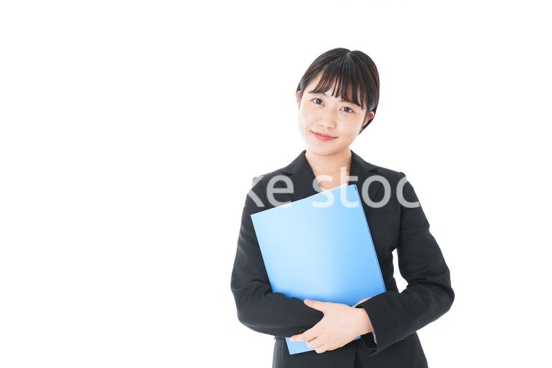 笑顔のスーツを着たビジネスウーマン