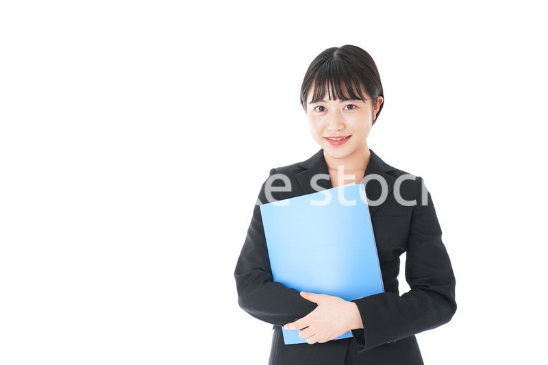 笑顔のスーツを着たビジネスウーマン