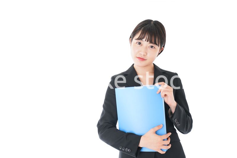 笑顔のスーツを着たビジネスウーマン