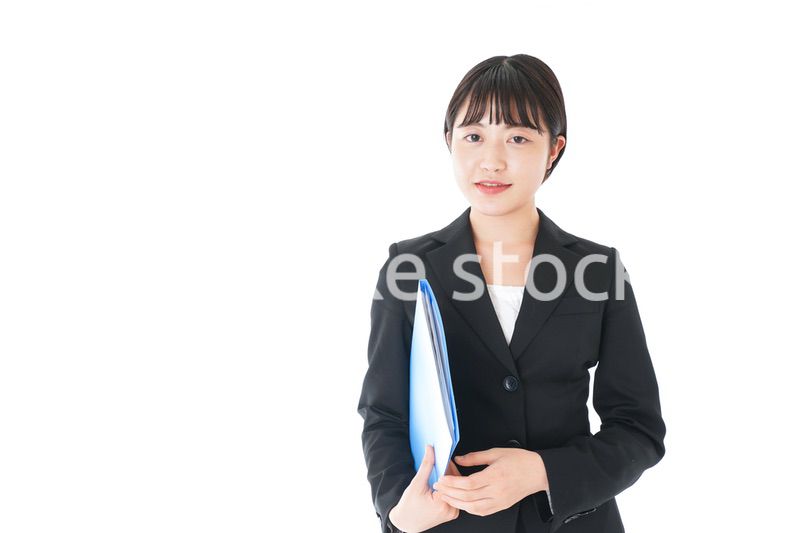 笑顔のスーツを着たビジネスウーマン