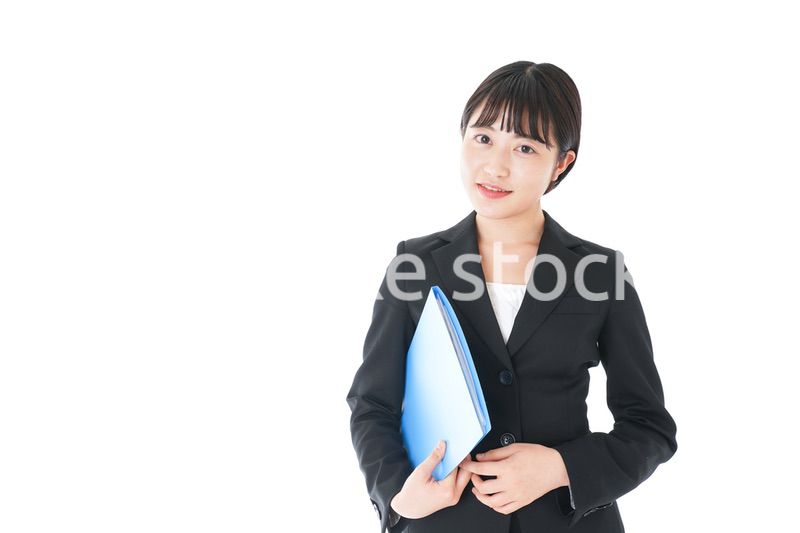 笑顔のスーツを着たビジネスウーマン