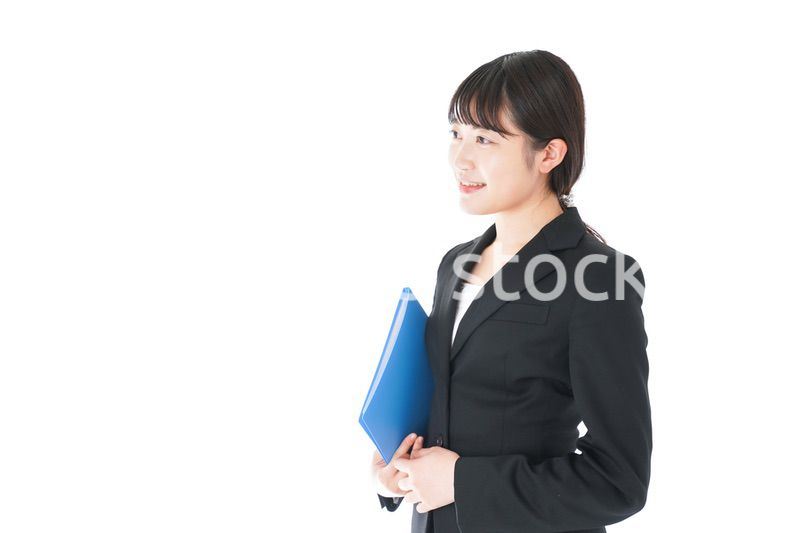 笑顔のスーツを着たビジネスウーマン