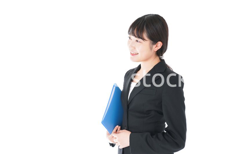 笑顔のスーツを着たビジネスウーマン