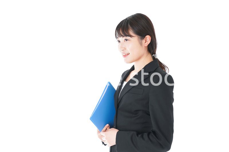 笑顔のスーツを着たビジネスウーマン