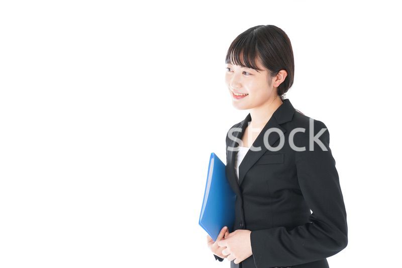 笑顔のスーツを着たビジネスウーマン