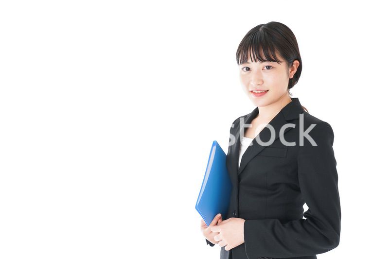 笑顔のスーツを着たビジネスウーマン