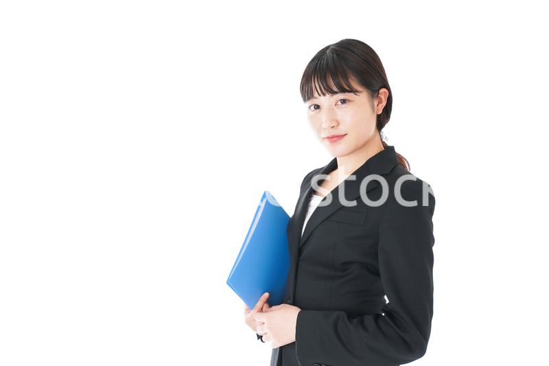 笑顔のスーツを着たビジネスウーマン