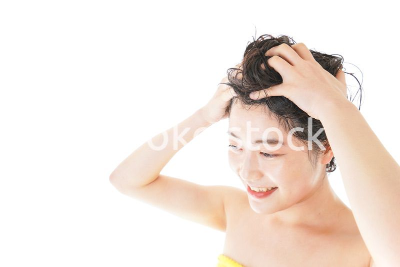 シャンプーをする若い女性