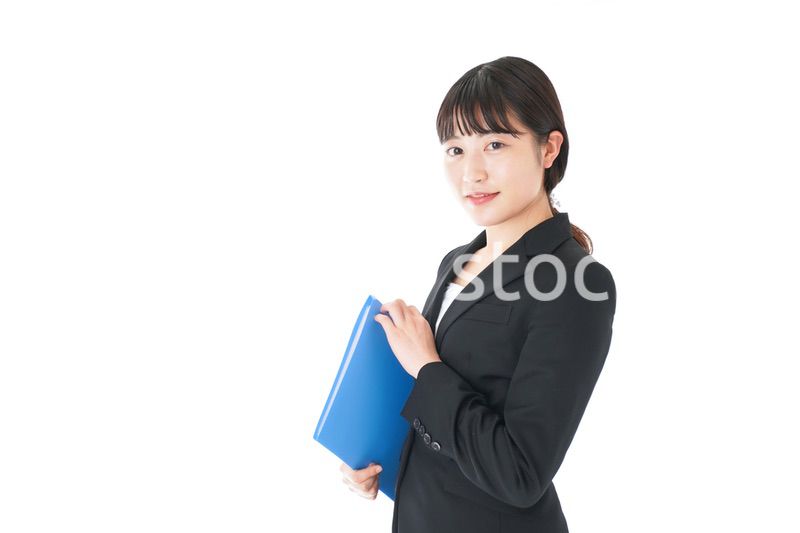 笑顔のスーツを着たビジネスウーマン