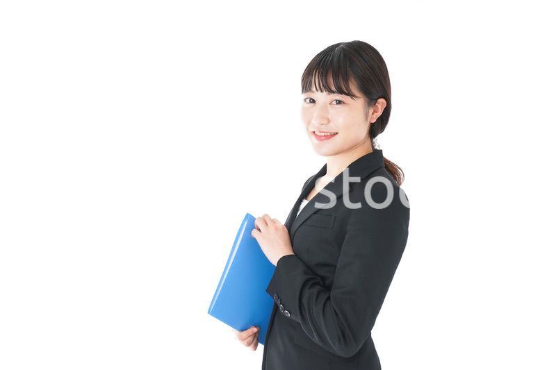 笑顔のスーツを着たビジネスウーマン