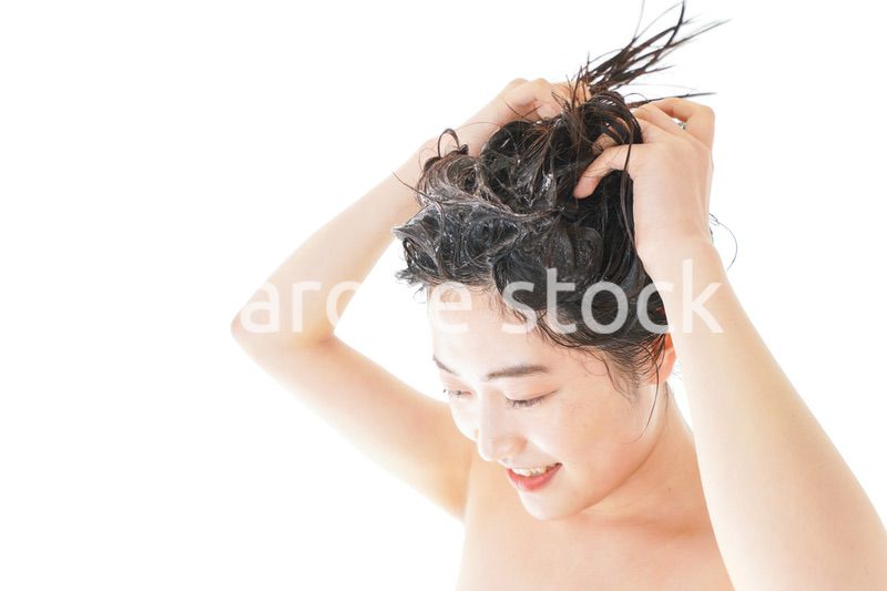シャンプーをする若い女性