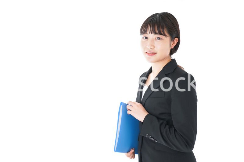 笑顔のスーツを着たビジネスウーマン