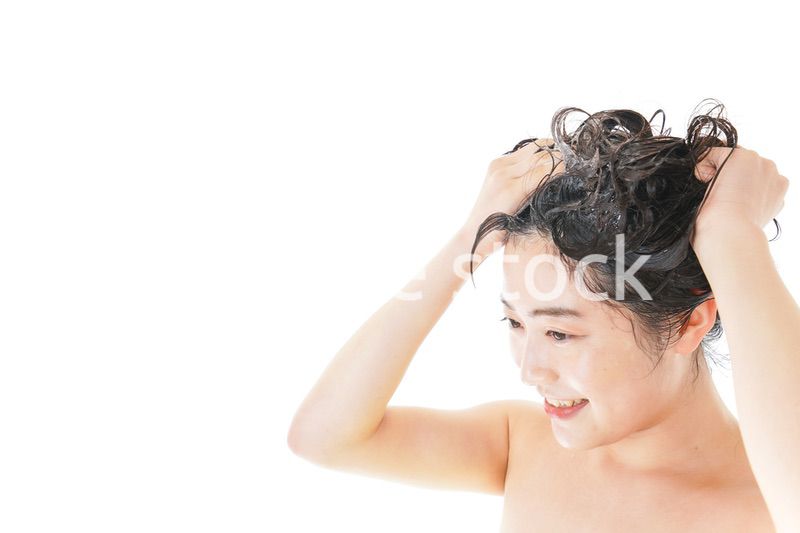 シャンプーをする若い女性