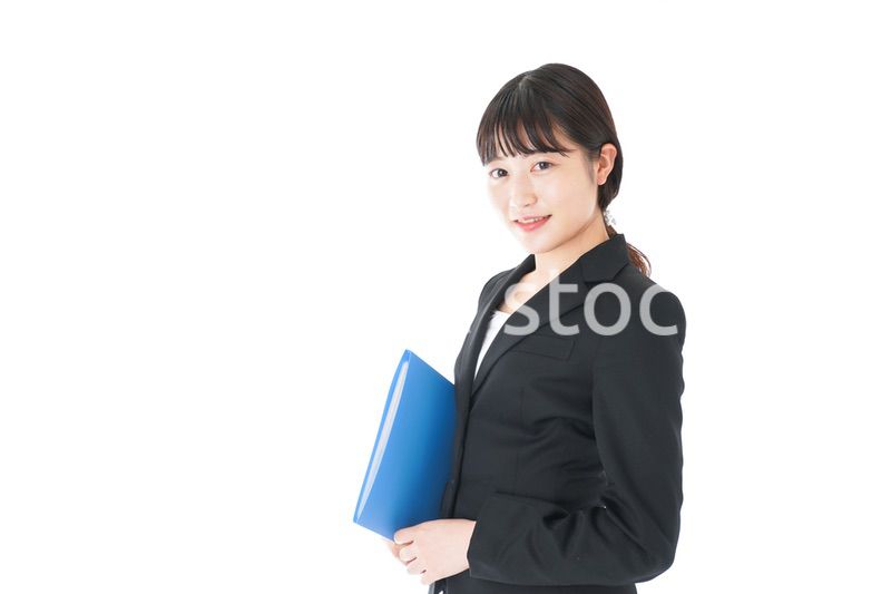 笑顔のスーツを着たビジネスウーマン